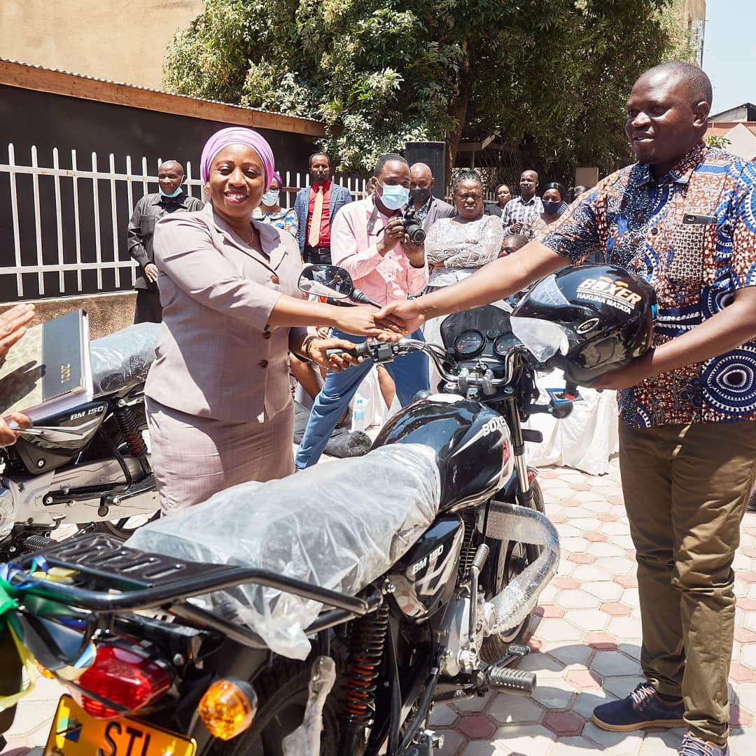 UzalendoTv's tweet photo. Waziri wa @ortamisemitz @ummymwalimu amekabidhi pikipiki 74 kwa Makatibu Wasaidizi Ofisi ya Rais, Tume ya Utumishi wa Walimu zenye thamani ya mil.218.Waziri amesema lengo ni kuboresha utendaji kazi wa tume  hasa katika kutembelea  walimu ili kusikiliza  na kutatua changamoto https://t.co/Dqyv3u0Shf