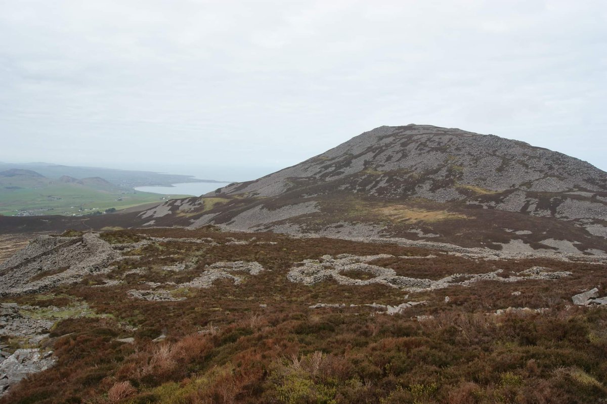 #HillfortWednesday again so dug out some pictures of the spectacular Tre'r Ceiri - absolutely blew me away when I moved to North Wales. museum.wales/iron_age_teach…