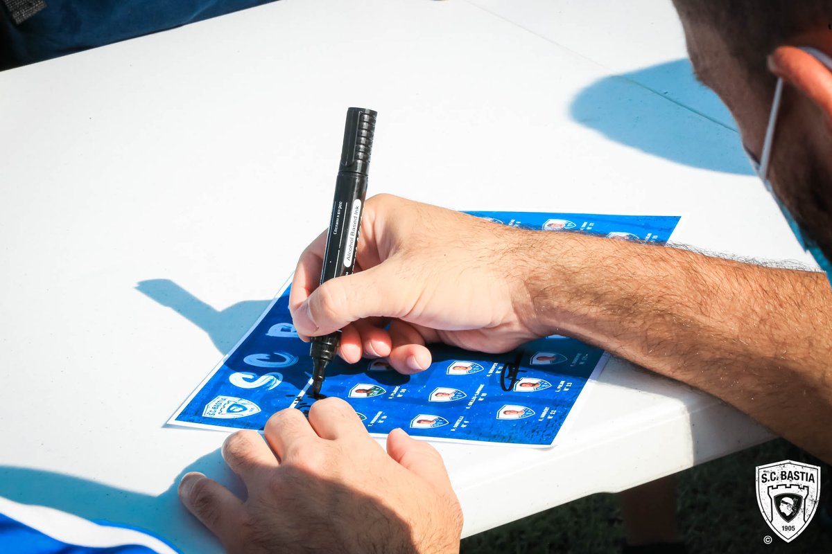 SCBastia's tweet photo. Séance de dédicaces avec le groupe professionnel pour les enfants de l’Association « ALPHA » au centre Jules-Filippi !✍️ 📸 https://t.co/M4qIBmuOce