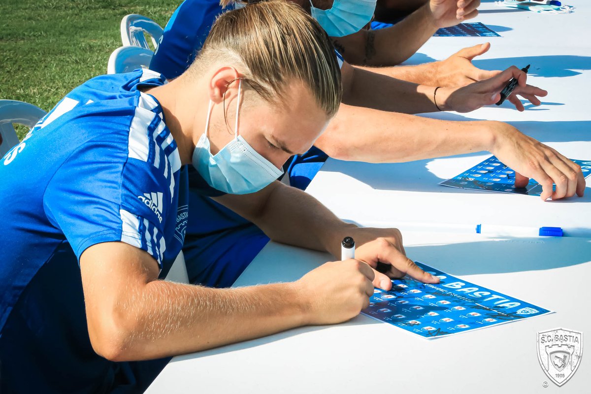 SCBastia's tweet photo. Séance de dédicaces avec le groupe professionnel pour les enfants de l’Association « ALPHA » au centre Jules-Filippi !✍️ 📸 https://t.co/M4qIBmuOce