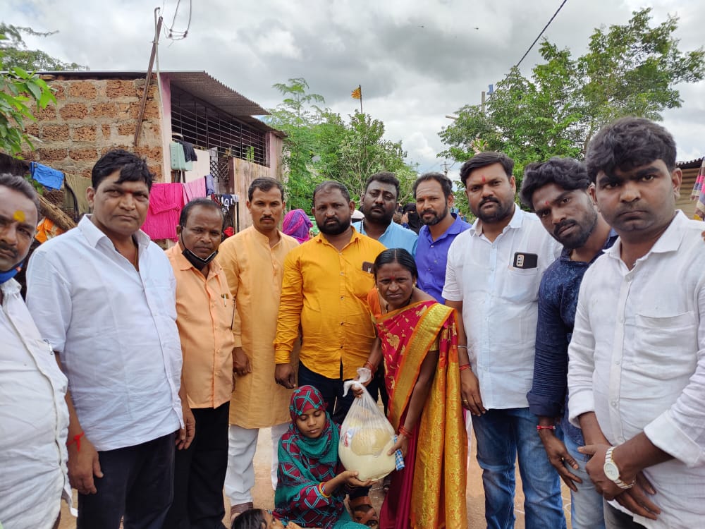 salagar_sharanu's tweet photo. ಬಸವಕಲ್ಯಾಣ ನಗರದ #ಖಡಿಜಂಡಾ ( ಆಶ್ರಯ ಕಾಲೊನಿ ) ಯಲ್ಲಿ #COVID19 ನಿಯಮದ ಪ್ರಕಾರ ಅಂತರವನ್ನು ಕಾಪಾಡಿ ಬಡ ಕುಟುಂಬದ ಸದಸ್ಯರಿಗೆ ಆಹಾರ ಧಾನ್ಯದ ಕಿಟ್ ವಿತರಣೆ ಮಾಡಲಾಯಿತು.
#sharanusalagar #basavakalyan #basavakalyanmla #Foodkitdistribution https://t.co/JF6kY0ymxY