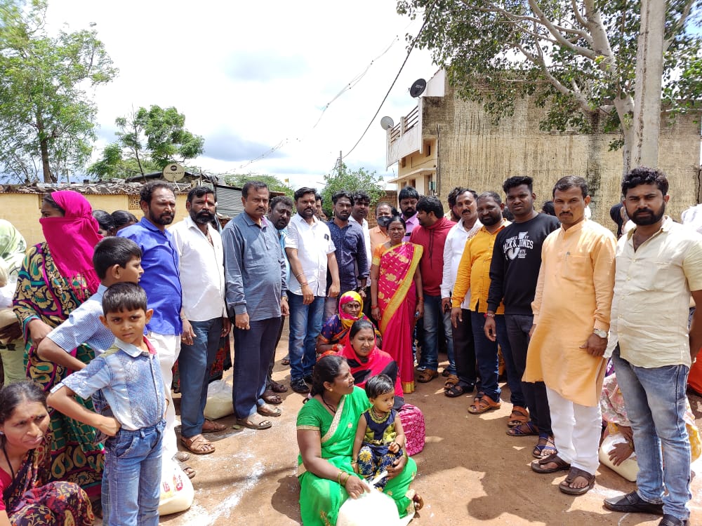 salagar_sharanu's tweet photo. ಬಸವಕಲ್ಯಾಣ ನಗರದ #ಖಡಿಜಂಡಾ ( ಆಶ್ರಯ ಕಾಲೊನಿ ) ಯಲ್ಲಿ #COVID19 ನಿಯಮದ ಪ್ರಕಾರ ಅಂತರವನ್ನು ಕಾಪಾಡಿ ಬಡ ಕುಟುಂಬದ ಸದಸ್ಯರಿಗೆ ಆಹಾರ ಧಾನ್ಯದ ಕಿಟ್ ವಿತರಣೆ ಮಾಡಲಾಯಿತು.
#sharanusalagar #basavakalyan #basavakalyanmla #Foodkitdistribution https://t.co/JF6kY0ymxY