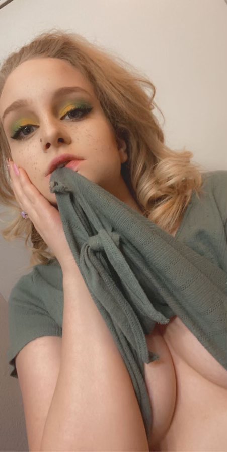 Maddyaurora31's tweet photo. @OnlyFansPromoRT @savageandfit 😝 Barely Legal little princess,😝❤️ Extremely cute babygirl! 🔥 Posting new Stuff Daily. Watch me doing Naughty things and cum for me Don't miss the chance to be the First one who watch my Fresh masturbating Vids. I moan like a horny Slut 🔥 https://t.co/RdbW1BK47z https://t.co/3z5DCMAbU2