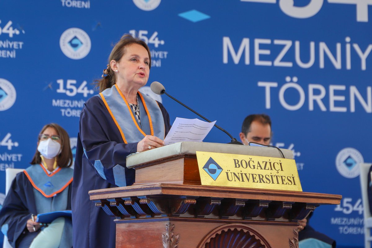 Elektrik ve Elektronik Mühendisliği ve Makina Mühendisliği için diploma dağıtım törenleri Uçaksavar Spor Tesisleri'nde başlıyor!