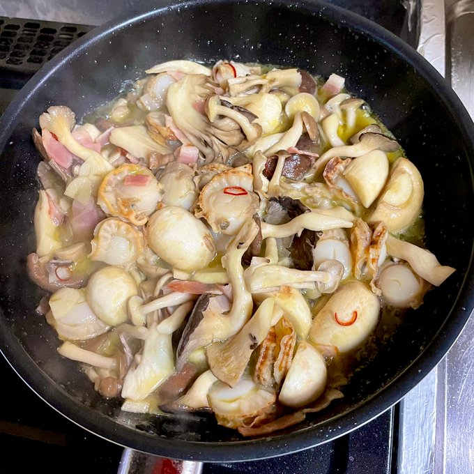 ホタテとキノコのアヒージョです iPhone12で撮影 