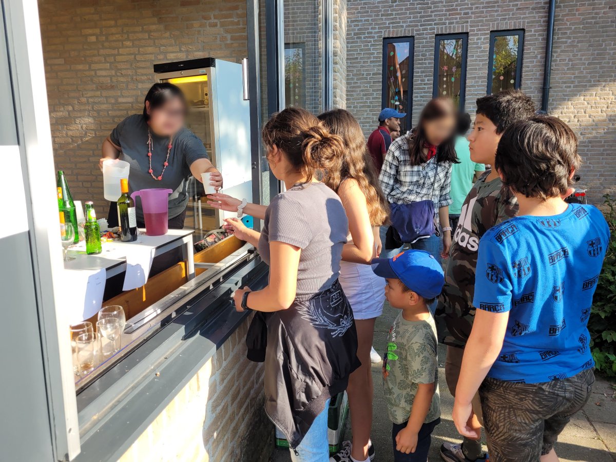 We had an excellent start of the new school year with our annual whole school barbeque combined with the TOK exhibition of our DP2 students. IST is proud to have such a tight-knit community that is involved with the school. #hetstedelijklyceum #education #internationaleducation