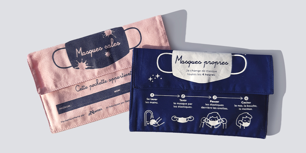 C’est la #rentrée !
Avant de partir, on n’oublie pas son cartable et sa pochette pour ranger son masque !
Offerte aux écoliers par la ville <a href="/nantesfr/">Ville de Nantes</a>, Moswo en a imaginé l’habillage graphique.
#compublique #designersengagés #Nantes #Covid19