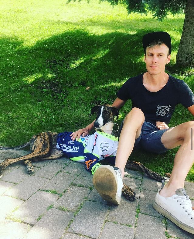 Find a teammate in your life like Jan Hirt &amp; you’ll forever feel protected 

 📸 xavi_galgo 🐶