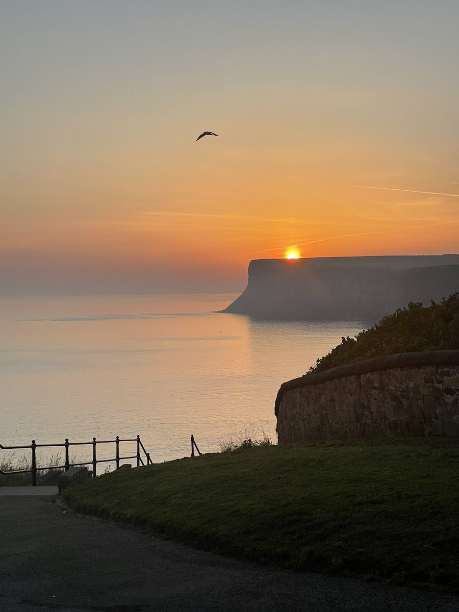 thestirlandapp's tweet photo. What’s not to love about a #saltburn #sunrise #grateful #grimupnorth #thosewhoknow #itsoursecret https://t.co/EuWkbX2Xox