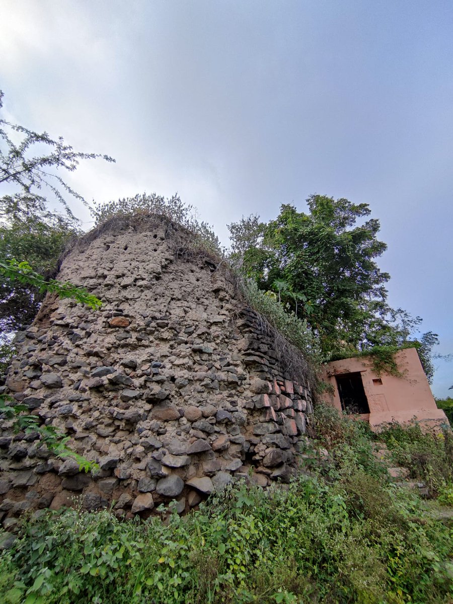 Ba_Raigad's tweet photo. आपल्यासाठी कुणीतरी खस्ता खाल्यात त्यांच्या आयुष्याचं आपुन चीज केलं पायजेल. जन्माला आलूय म्हणून जगायचं अन मरायचं म्हंजी जीवन न्हवं. ज्यां गडकोटांनी आपलं कधीकाळी जीव वाचवला हाय त्यांचा जीव जाताना मातूर आपुन आसं गप बसून नाय चालायचं.
आज जर हे जपलं नाय तर ... https://t.co/pbfeD5U2zw