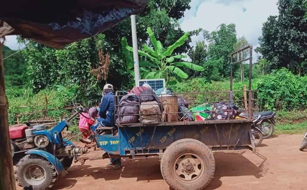 RvlBurma2's tweet photo. Fighting broke out between the military troops and the (KA) + (KNDF) alliance and PDF at #Demawso police station yesterday,forcing more than 3,000 people from 10 villages, including residents of #Demawso Township, to flee to the mountains.(1/2)

#WhatsHappeningInMyanmar https://t.co/EppXErmwEN