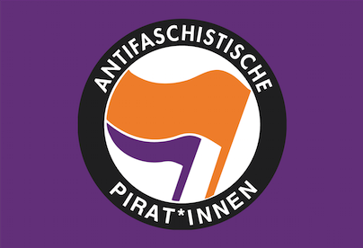 Abbildung der Flagge: Lila Hintergrund. Kreis am Rand mit der Aufschrift: Antifaschistische Pirat*innen. Im Innern des Kreises 2 Flaggen in lila und orange dargestellt.