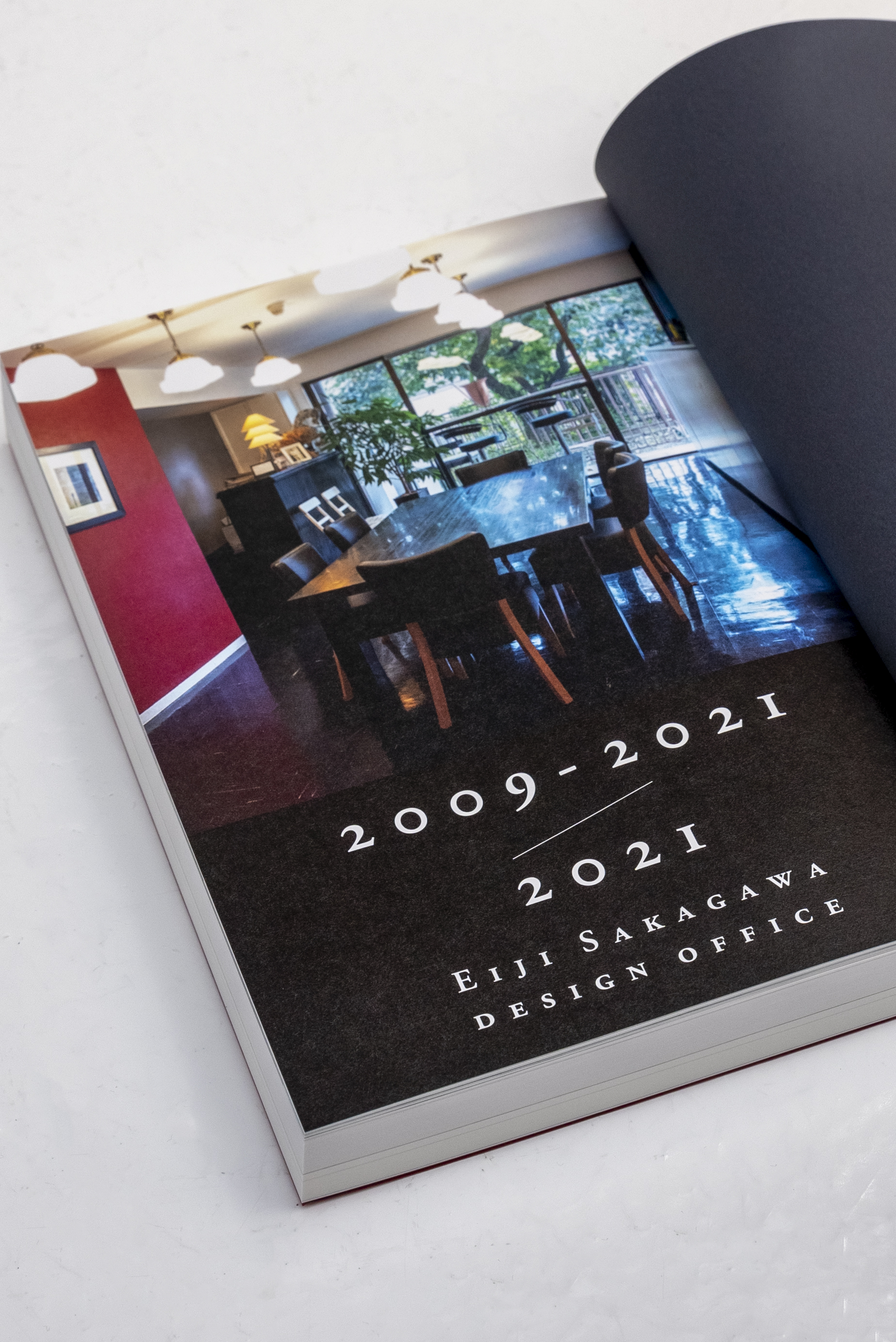 Welle Design 坂川事務所の仕事展3 09 21 の図録に 坂野が昨年急逝されたデザイナー 坂川栄治さんへの追悼文を寄稿いたしました 坂川事務所の09 21年のお仕事約1 0冊が収められた たいへん貴重な図録です お仕事をご一緒された方々の