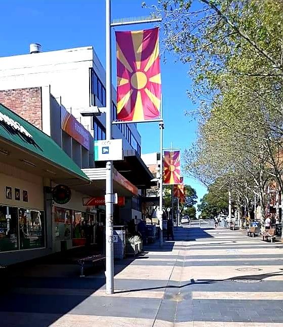 Денес, Македонското знаме гордо се вее во Сиднеј Австралија во населбата Рокдејл, традиционално како секоја година. 

#Macedonian flags proudly displayed in #Rockdale, near #Sydney, #Australia for #Macedonia30 Independence Day.

#30ГодиниНезависност #Македонија30 #МК30 #МКД30