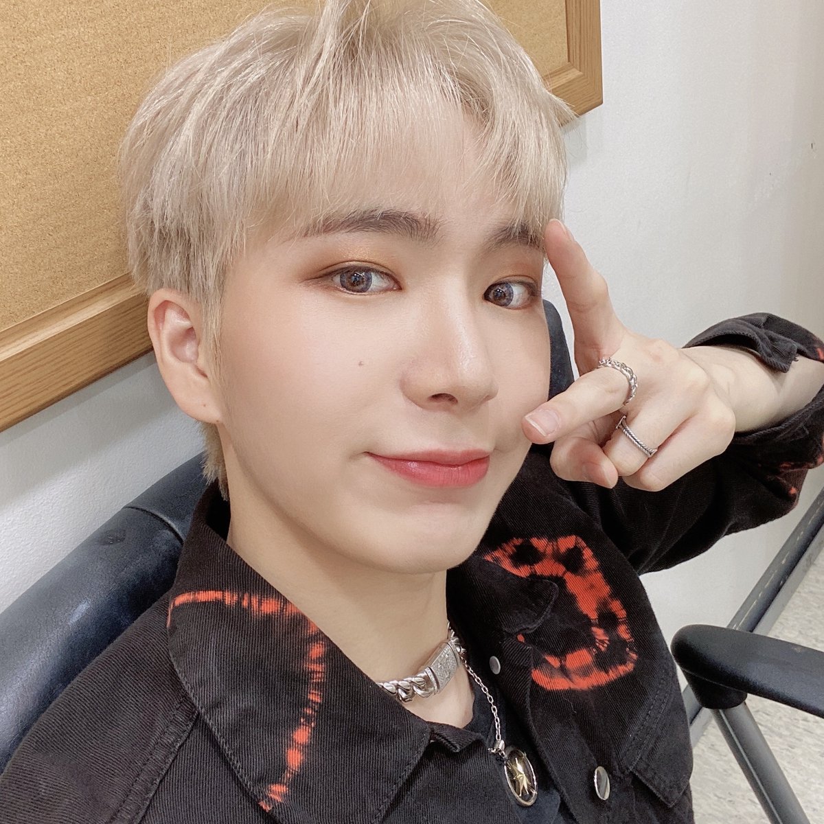 OmegaX_members's tweet image. [#OX]

쇼챔피언도 완료!!!!! 
하루하루가 행복하다 포애기들 덕분에👍☺

#OMEGA_X #오메가엑스 #KEVIN