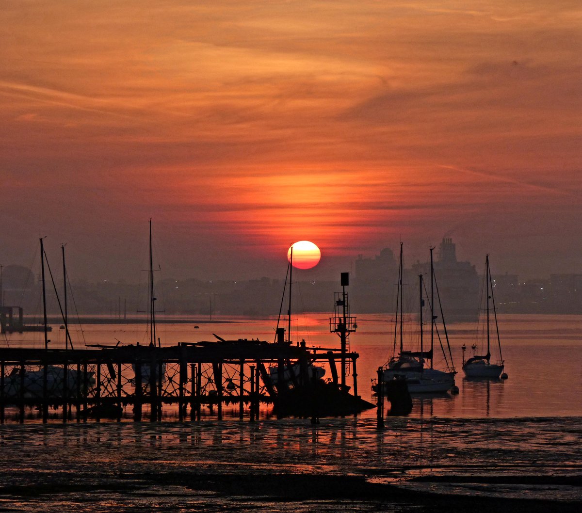 portsmouthnews's tweet image. Wow, look at this misty pink sunrise over Portsmouth Harbour taken from Gosport by Alison Treacher. That is a special view #pinksunrise #portsmouth
