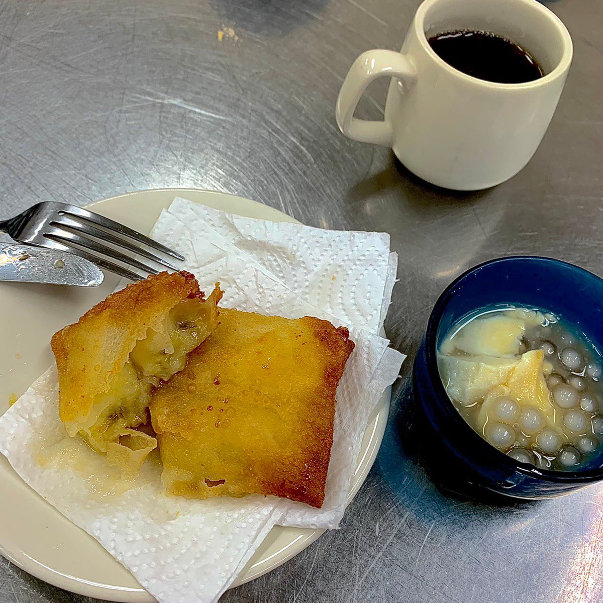 festhiroshima's tweet photo. 今回はフィリピンで作られる「バナナルンピア」と「タホ」について紹介します！
バナナルンピアはバナナを春巻きの皮で巻いていて、外と中で全く違う食感な所が特徴の食べ物です😊😊
タホはタピオカと豆腐に、黒砂糖とグラニュー糖を水と一緒に溶かしたものをかけるだけで作ることが出来ます😙 https://t.co/vZncemjuCI