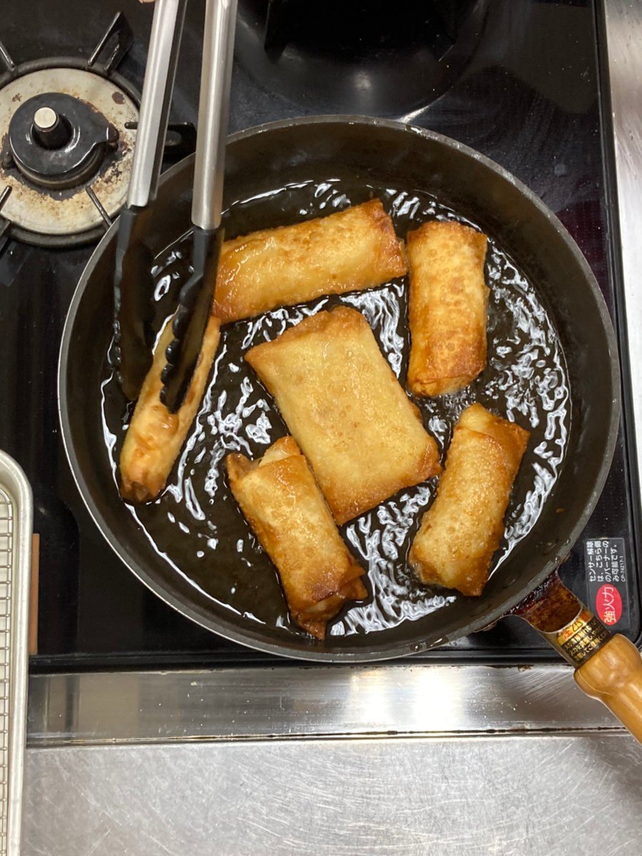 festhiroshima's tweet photo. 今回はフィリピンで作られる「バナナルンピア」と「タホ」について紹介します！
バナナルンピアはバナナを春巻きの皮で巻いていて、外と中で全く違う食感な所が特徴の食べ物です😊😊
タホはタピオカと豆腐に、黒砂糖とグラニュー糖を水と一緒に溶かしたものをかけるだけで作ることが出来ます😙 https://t.co/vZncemjuCI