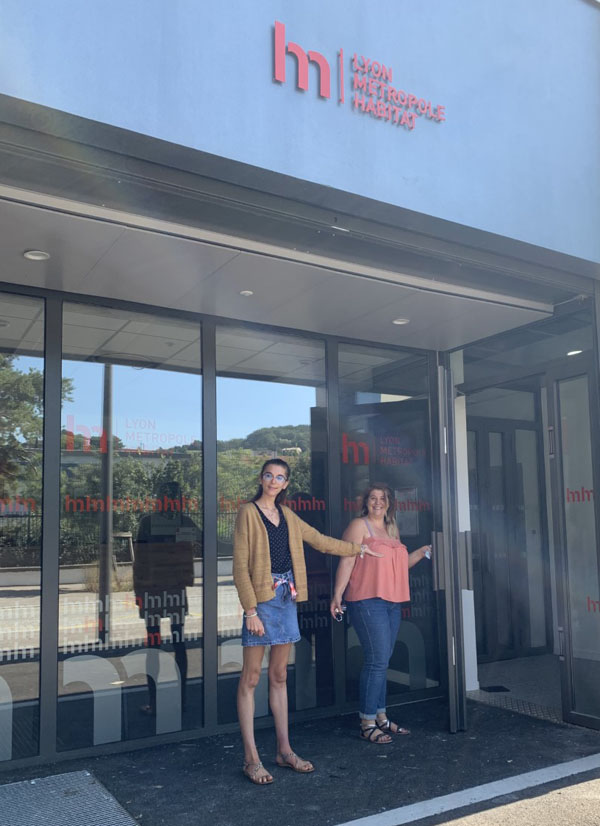 LMHabitat's tweet photo. L'équipe @LMHabitat de l'agence de #Givors accueille ses premiers locataires cette semaine à sa nouvelle adresse sur le quartier des Plaines. Plus accessible pour les locataires, l'agence est aussi plus spacieuse et plus fonctionnelle pour les collaborateurs. #proximité https://t.co/tLTJsGRnD7