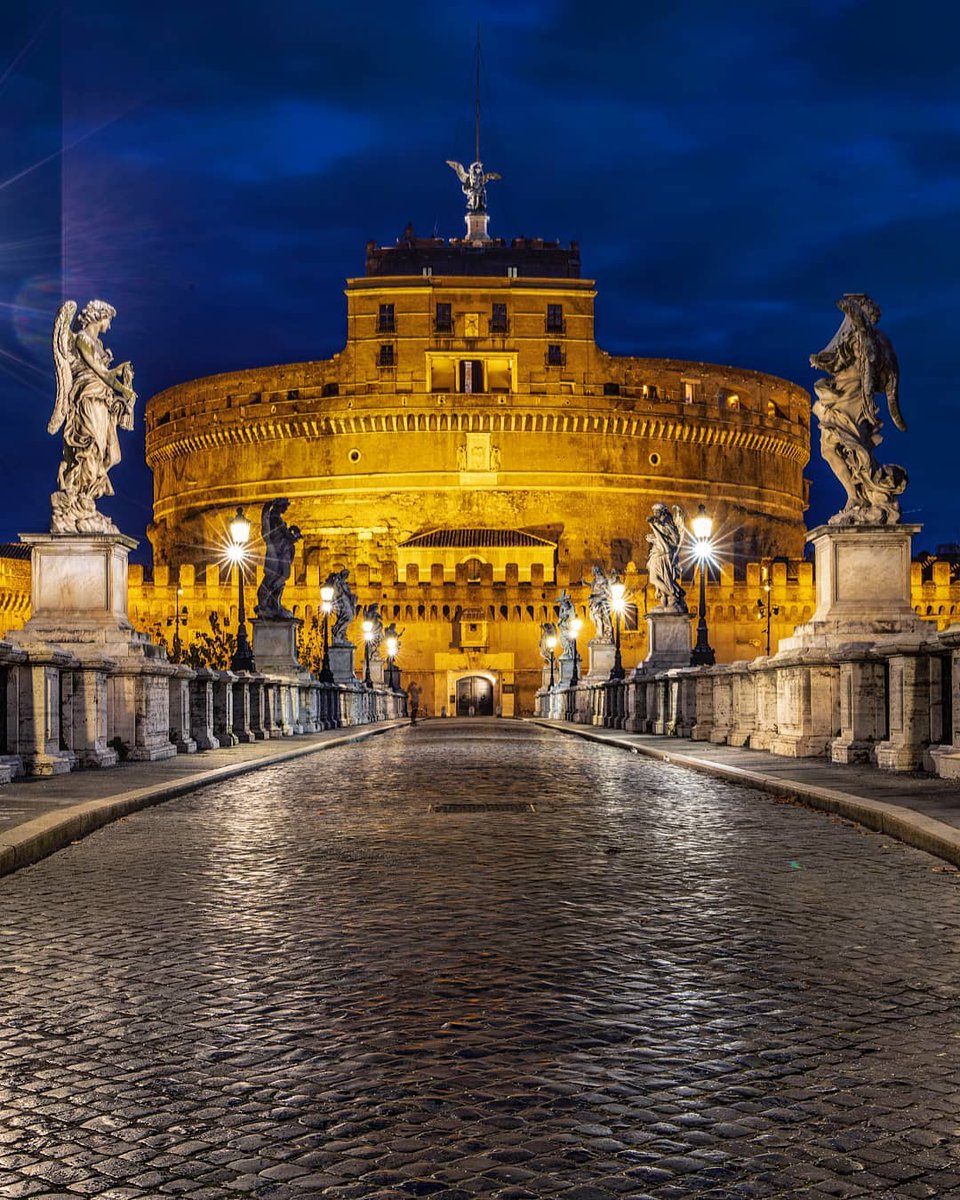 Turismoromaweb's tweet photo. Nella notte tra il 10 e l'11 settembre, c’è chi giura di aver visto il fantasma di una giovane  camminare  lungo il ponte che conduce a Castel Sant'Angelo, con la propria testa recisa in mano. E' la bellissima Beatrice Cenci...

👉 https://t.co/BqVwLrD1d1

📸 IG siestoalberto https://t.co/3qbaESIASL