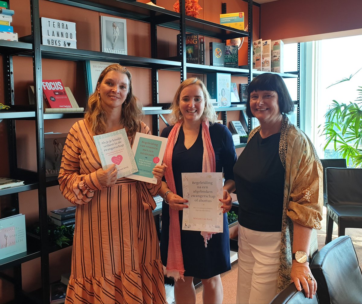 Dat was leuk zonet, op bezoek bij mijn uitgever <a href="/LannooCampusNL/">LannooCampusNL</a>. De cover van mijn 3e boek in handen. Volgende maand komt het boek echt uit! #begeleiding #abortus