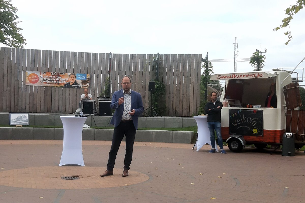 ROODESCHOOL | Zaterdag 4 september 2021 was de officiële opening van het plein voor het dorpshuis aan de Hooilandseweg en de beweegtuin naast @corenos. Wethouder <a href="/EltjoDijkhuis/">Eltjo Dijkhuis</a> deed dit samen met Dorpsbelangen voorzitter Jack van Dijken. Ze kregen hulp van 'echtpaar Spier'.