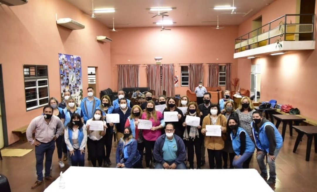 udpm_misiones's tweet photo. La UDPM en Oberá entregó Resoluciones de tituralización para Profesores de Tecnología...una lucha que comenzó con nuestra querida Marilú y se hizo efectivo este lunes de la mano de @grillo141 👏👏👏 https://t.co/uzjIQ6WuQj