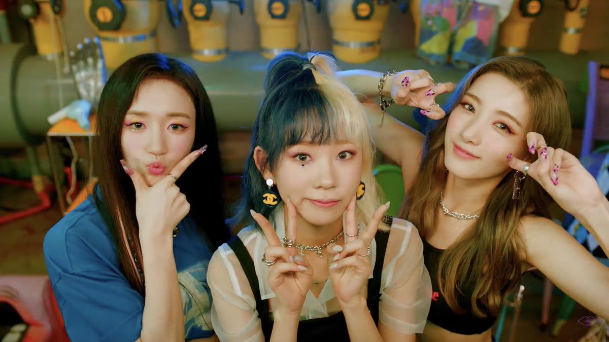 GirlShyyyy's tweet photo. НЕТ НУ ВЫ ВИДЕЛИ ВИДЕЛИ???????? #PURPLE_KISS #zombie https://t.co/zALYM9D1KV