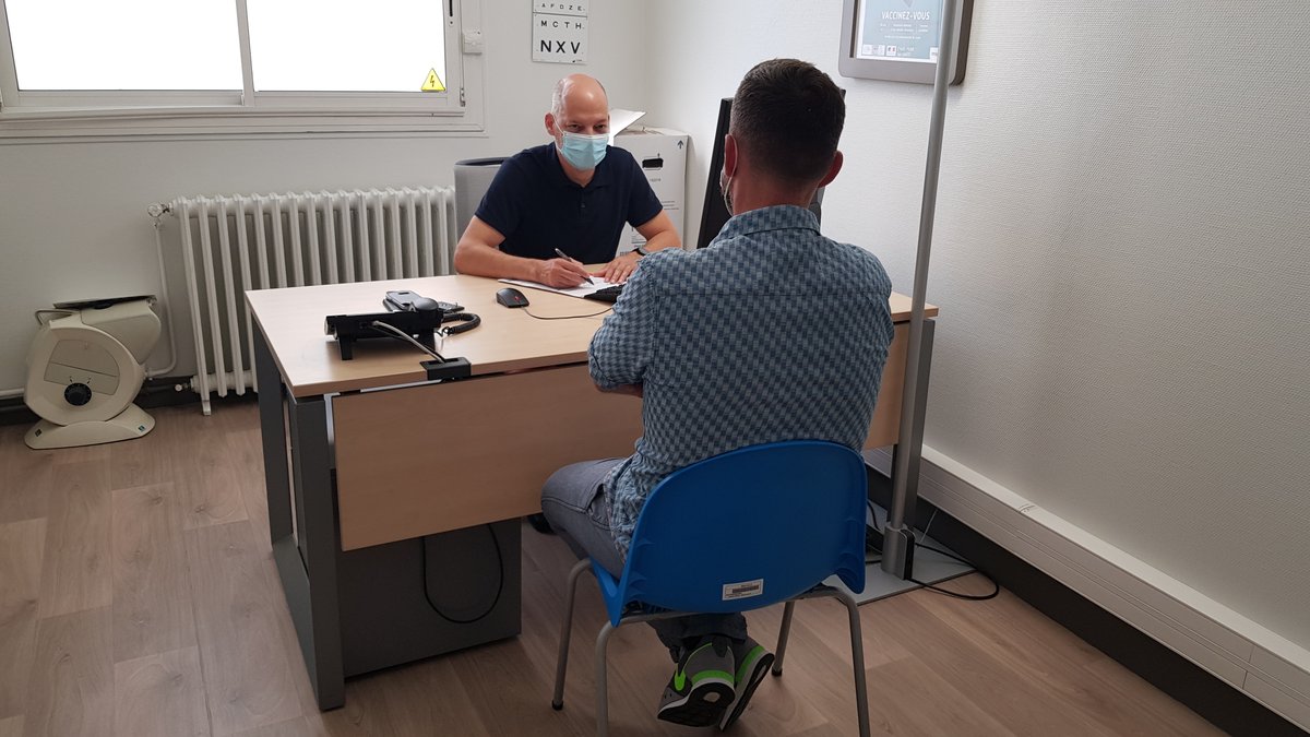 À la demande d’employeurs du #LotEtGaronne et de l’ARS, l’équipe du Dr Massieux, médecin-chef du service santé au travail de la #msadlg, organise une campagne de vaccination #COVID19 auprès des saisonniers étrangers. L’assurance pour eux d'avoir un #PasseSanitaire à leur départ !