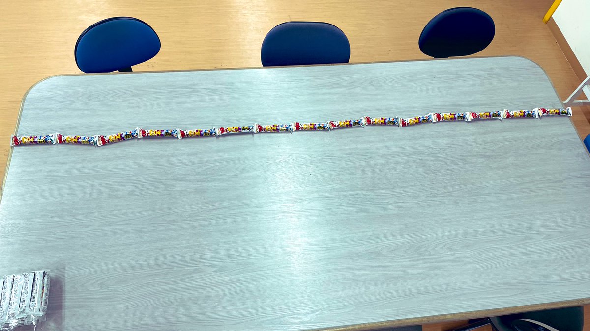 Cp中 キッシーズ株式会社 公式 うまい棒を知らない方へ プレゼントキャンペーン中のうまい棒600本入りですが 1本約17cmですので おうちにあるだけで約100cm 約100メートル までは距離が測れるとても便利な棒なんです うまい棒万能 テーブルは約