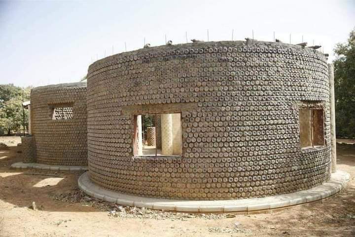 kaviamanvyas's tweet image. प्लास्टिक को नष्ट नहीं किया जा सकता ,लेकिन इसका उपयोग इस तरह से किया जा सकता हैं कि पर्यावरण को नुकसान भी न हो और यह सुंदर भी लगे 

देखिये प्लास्टिक की बोतलों से सुंदर भवन का निर्माण हो रहा हैं इस प्रक्रिया को ECO -Bricks कहा जाता हैं ।

#plasticfree 
#ecobrick