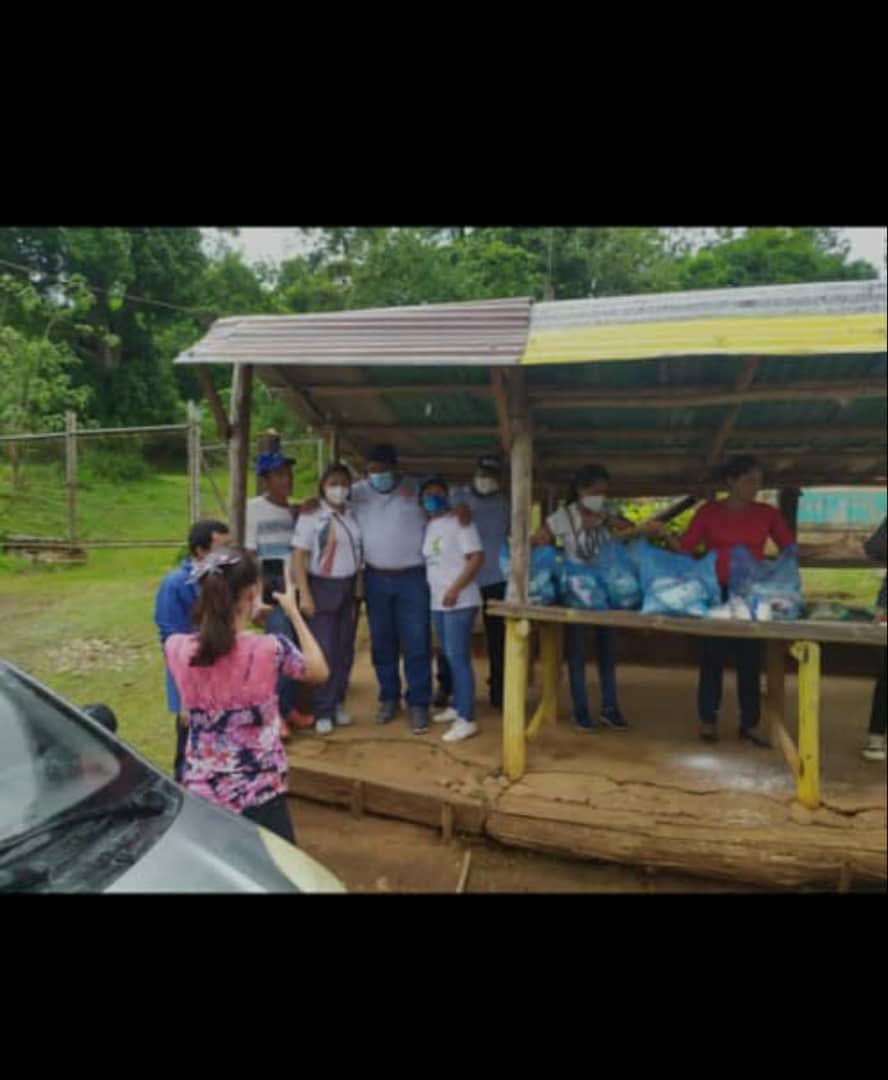 CalcinaRosina's tweet photo. @ElNacionalWeb
@CorreodelCaroni
Acusan al sindicalero chavista Perales en complicidad con Autoridades de Venalum y CVG de robar bolsas de  comida de trabajadores para repartirlas en los campos en la campaña de Angel Marcano, agarren a esos delincuentes. https://t.co/c33qv4THe2