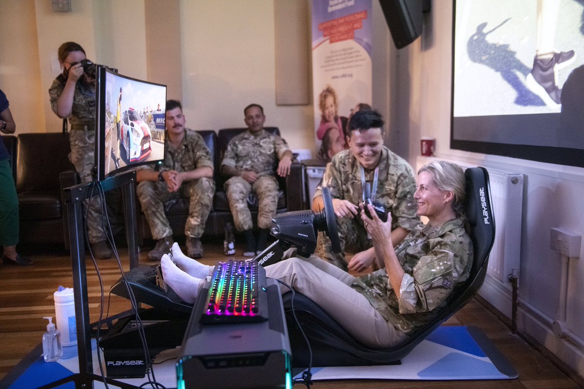 🕹 The Countess put her skills to the test in the e-gaming challenge! Going head to head for the Cup were personnel from @RAF_Wittering, @Corpsarmymusic, @RIFLES_5, @HMSDaring and Queen Alexandra’s Royal Army Nursing Corps, and HRH’s Canadian Regiments joined in remotely.