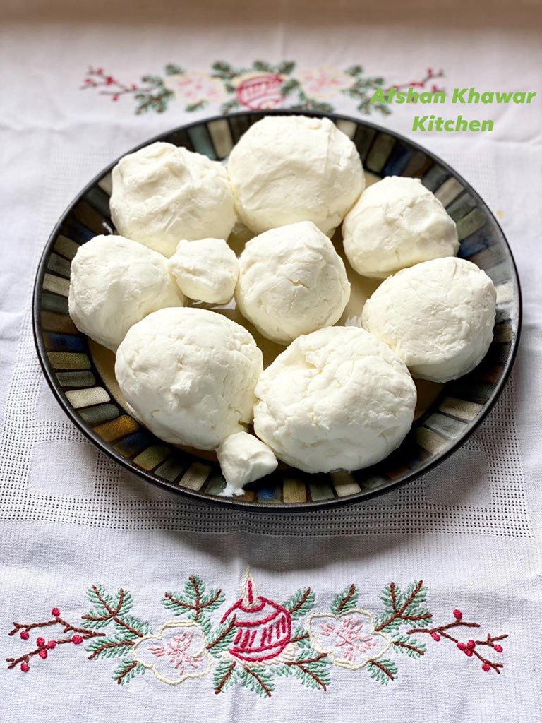 MKhawarNazir's tweet image. Homemade Butter 
گھر کا بنا خالص مکھن،الحمدللّٰہ 
شکریہ بیگم
اللہ ہم سب کو خوشیوں کو محسوس کرنے اور ان کی قدر کرنے کی توفیق نصیب فرمائےآمین 

#Butter #HomemadeButter #Makhan #PakistaniFood #DrMKhawarNazir #AfshanKhawarKitchen #ShukariaBegum #AfshanKhawarPhotography