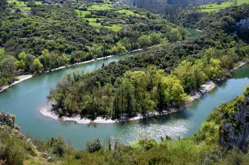 gerclouds's tweet photo. Soy poco dado a las efusiones identitarias. De Asturias no me chiflan ni la bandera, ni el himno, ni la Santina de Covadonga. Pero no soy un «ciudadano del mundo». Soy de aquí, de estos paisajes y de la lengua en que me arrullaron llamándome «corazón de ratu, boca de curuxu». https://t.co/x8Yva6Q3og