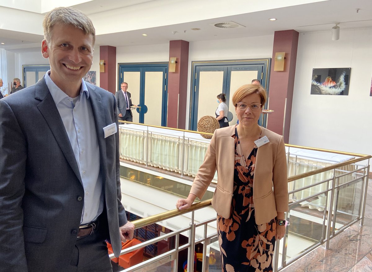 Bei der #Mobilitätswende lösen E-Autos nicht das Problem. Der #ÖV ist die Lösung. Er muss jedoch besser werden, wenn wir neue Kunden erreichen wollen. Mit @DEmobil2030 sind wir dabei, Fahrgäste zurück zu gewinnen. Martin Schmitz (VDV) mit Birgit Münster-Rendel <a href="/mvbnet/">MVB - Magdeburger Verkehrsbetriebe</a> in Cottbus.