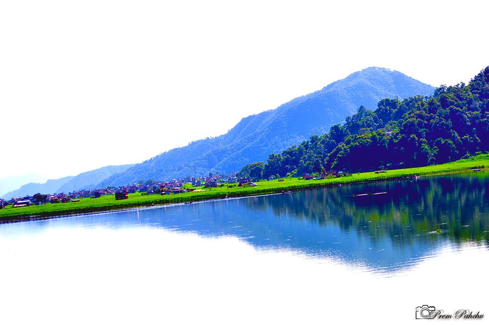 PremPahchu's tweet photo. कसैले भन्लान् ताल र डाँडाहरु मात्रै
कसैले भन्लान् सिम्सार क्षेत्र चरा हेर्नलाई उत्कृष्ट
कसैको लागि जीविकोपार्जनको लागि आय श्रोत, देख्नेले त कलमको टुप्पो जस्तो पनि देख्नु हुनेछ । हेर्नुस् है राम्रोसँग 😉😁🙏
#रुपाताल #rupalake #lekhnath #pokhara #landscape #travelphotography https://t.co/08OeRHH7lz
