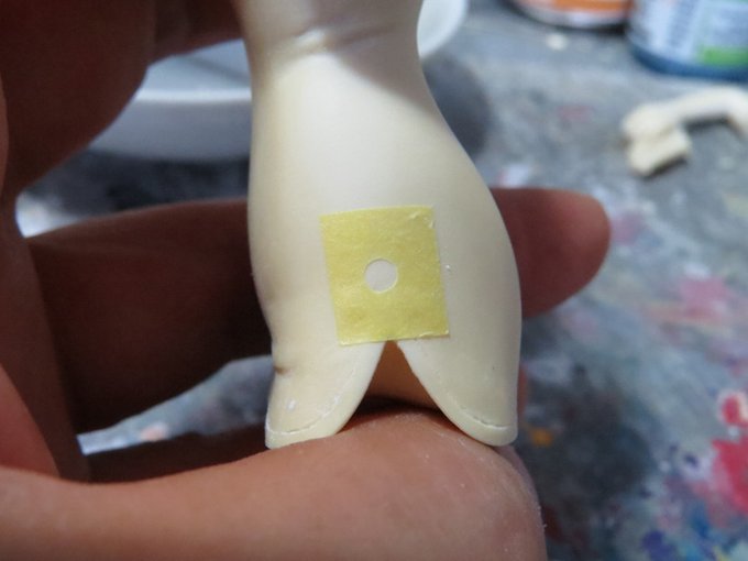 丸く切り抜いたマスキングテープを貼り、溶きパテを塗って再生します。 