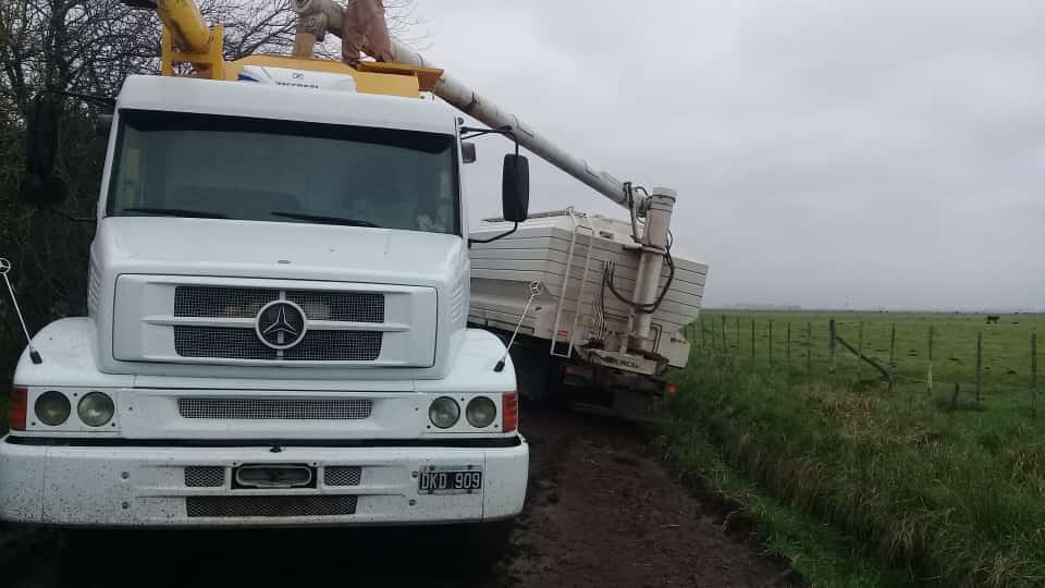 MarcianoAlejo's tweet photo. @munimercedes @juaniustarroz Después de varios meses de muy buen trabajo en los caminos rurales, y a menos de 48 hs de haber llovido, éstos irresponsables hacen ésto. No es justo. https://t.co/MZ5EcLFtHl