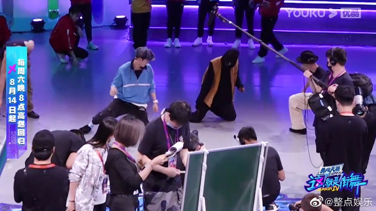 SimoneGMH's tweet image. #WangYibo王一博 Yibo is learning new dance move, his success because of his diligence