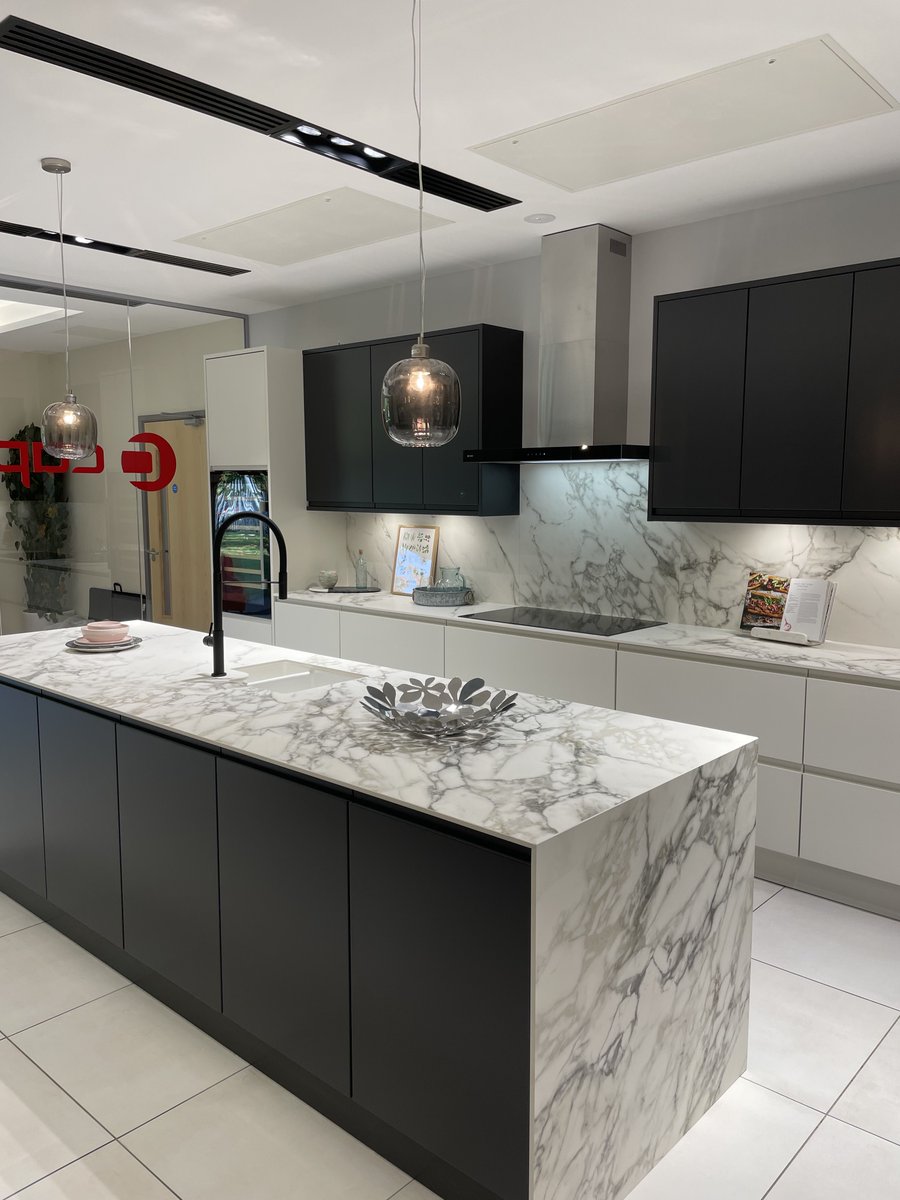 HDL_Trade's tweet image. Thank you to @caple for an unforgettable experience.

It was great to see national trainer, Jo Underhay demonstrate just what you can achieve using #Caple appliances with an exceptional menu!😋

#cooking #appliances #kitchen #showroom #dining