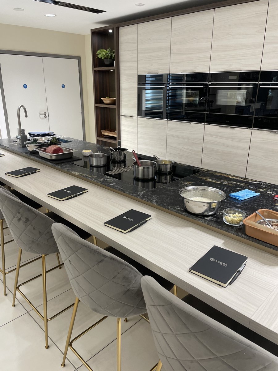 HDL_Trade's tweet image. Thank you to @caple for an unforgettable experience.

It was great to see national trainer, Jo Underhay demonstrate just what you can achieve using #Caple appliances with an exceptional menu!😋

#cooking #appliances #kitchen #showroom #dining