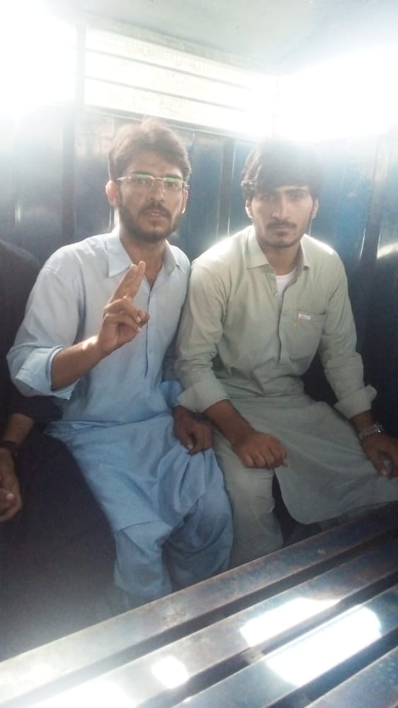 ShakoorBSO's tweet photo. کوئٹہ میں اپنے جائز مطالبات کے حق میں احتجاج کرنے والے طلبا پر پولیس کا بیہیمانہ تشدد و گرفتاریاں ۔
کسی بھی مہذب ملک میں طلبا بھی ایسے تشدد ہوتا ہے بھلا!؟
جام کے ناجائز سرکار سے اہل بلوچستان کا جان چھڑایا جائے۔
@sakhtarmengal @gurgainmengal @Senator_Baloch @Mahdembaloch1 https://t.co/5Rw7jfppqr