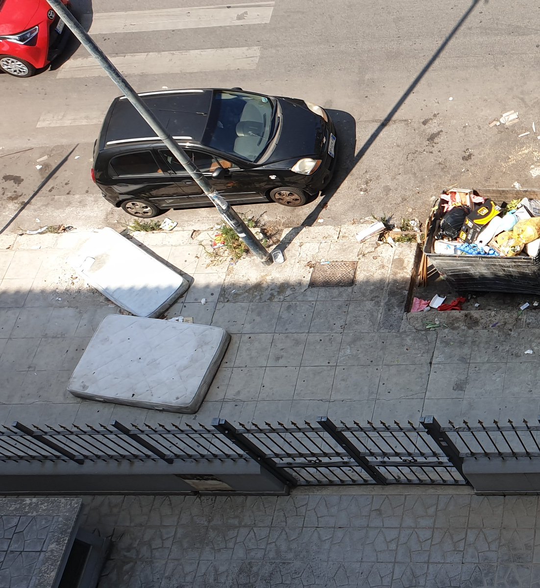 adepatri's tweet photo. Segnalo a @RapPalermo l'accumulo continuo di rifiuti non so più da quanto tempo: nessun intervento da @PALERMOPM, nessun interesse da @LeolucaOrlando1. Siamo condannati a vivere come topi in mezzo al sudicio..@RifiutiamociPA @PalermoToday @rep_palermo @RetweetPalermo @MobilitaPA https://t.co/1DpaFhqxUy