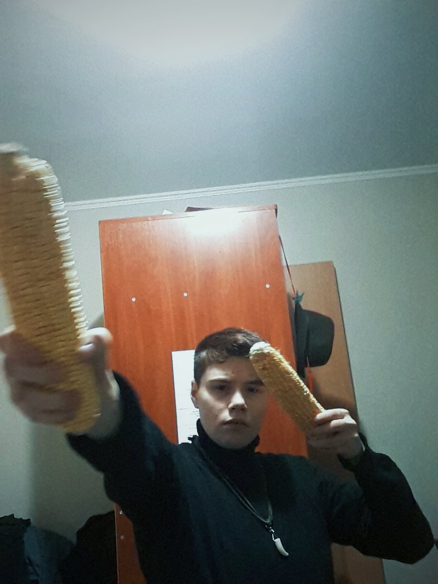 i_l0ki's tweet photo. @nroqoo Давай решать проблемы жёстко и радикально #vmeste / ?🌽🌽🌽
(А вообще это была ежегодная всратая фотосессия с кукурузой, это уже стало моей традицией и то что я одет как волков придает ей ещё немного комичности) https://t.co/soBd3iExIh
