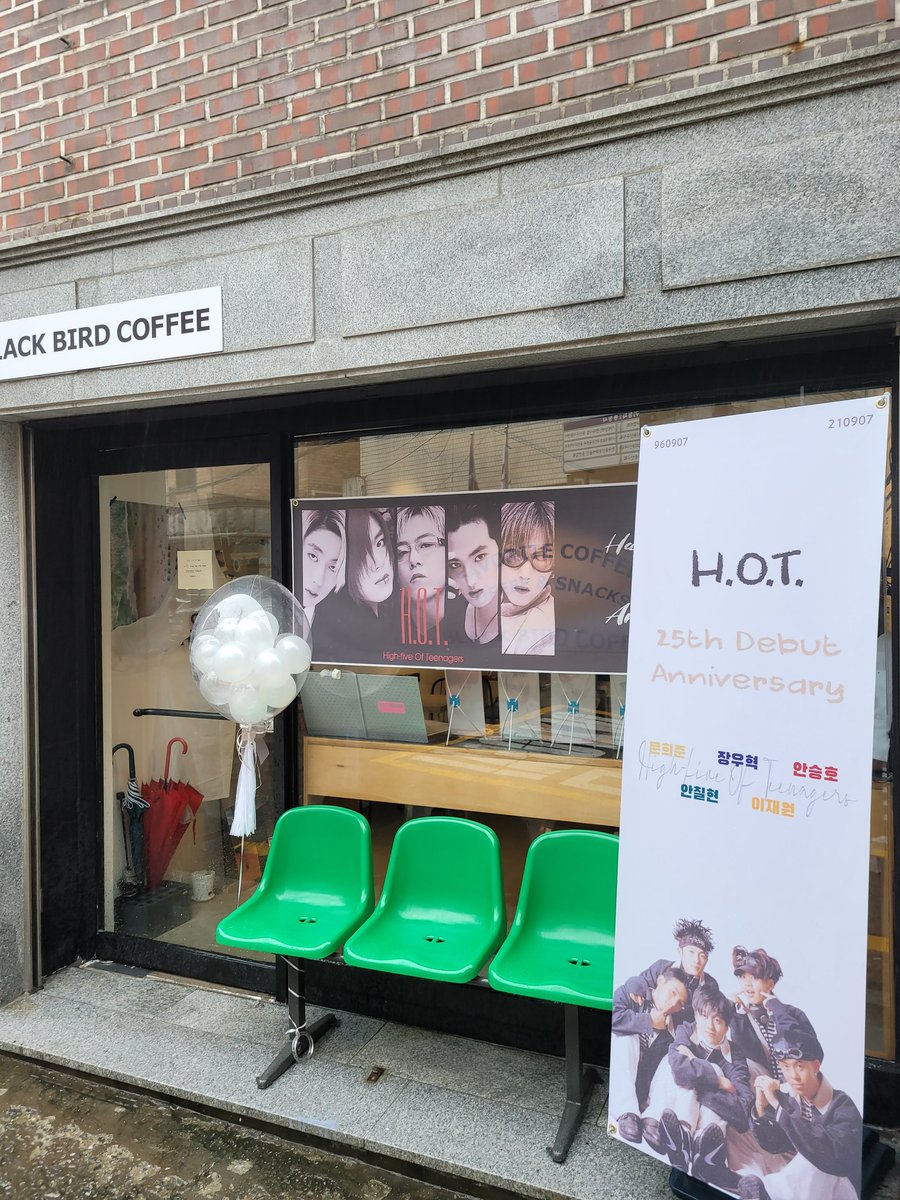 JGgundam's tweet photo. 으아.. 💚❤🧡💛💙
(어제 25주년카페 다녀옴 )

콘서트 내년엔 합시다아아아!!
#blackbirdcoffee 
#우린_함께인거야_언제까지나 
#happy_210907_HOT_25th https://t.co/6F352Wrf8F