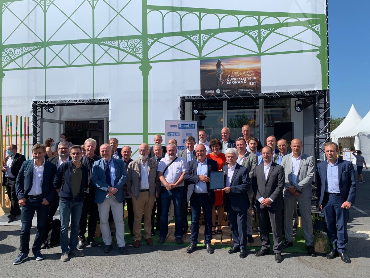 Signature de la Charte d'engagement pour le #développementdurable des #fibresvégétales en #GrandEst à la <a href="/foiredechalons/">Foire de Châlons</a> 🌿
#bioéconomie