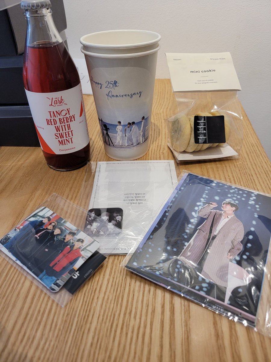 JGgundam's tweet photo. 으아.. 💚❤🧡💛💙
(어제 25주년카페 다녀옴 )

콘서트 내년엔 합시다아아아!!
#blackbirdcoffee 
#우린_함께인거야_언제까지나 
#happy_210907_HOT_25th https://t.co/6F352Wrf8F