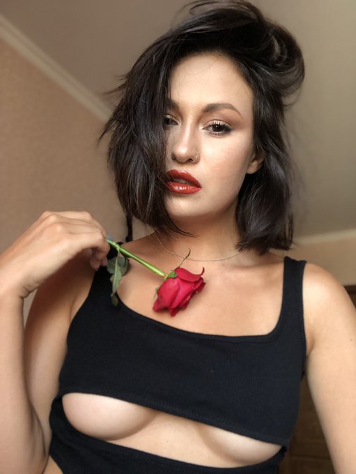 4 pic. Roses are red - you want me so bad 😈 https://t.co/8E2hySWE2w