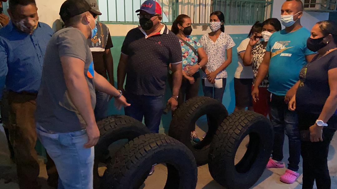 DanielNPSUV's tweet image. #VacunateYa 
También estuvimos en el consultorio de la parroquia Apurito, haciéndole una inspección y entregando cauchos para la ambulancia de la localidad a objeto de  ponerla operativa con una inversión de 1 millardo 300  millones de bolívares #JuntosHacemosMás